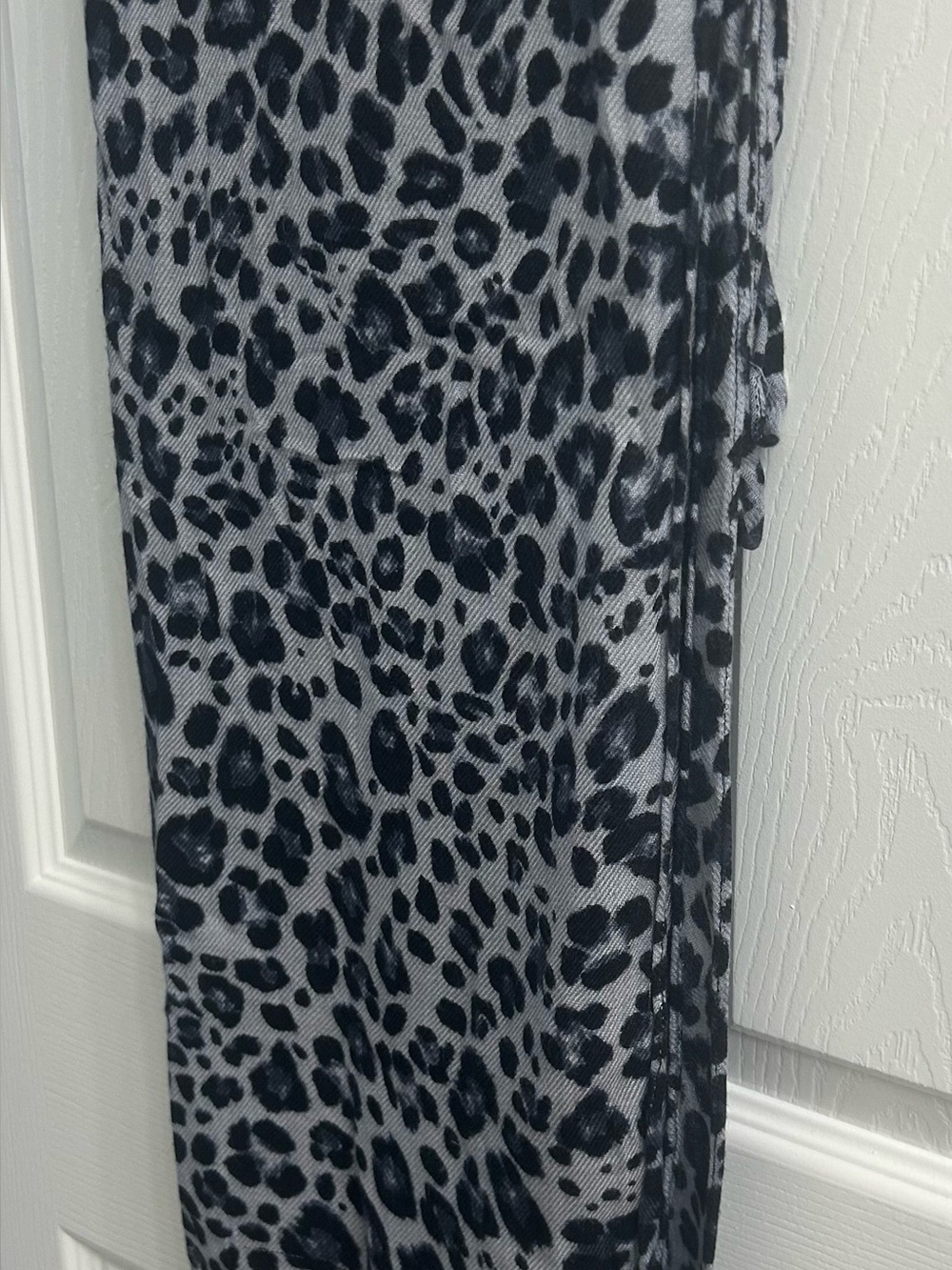 Women’s Black & Gray Leopard Print Scarf